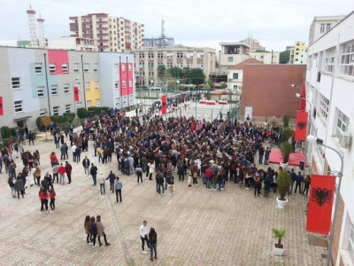 Reaksion kimik në laboratorin e Kimisë, helmohen 7 nxënës të një gjimnazi në Fier. Çohen me urgjencë në spital