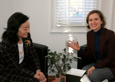 Ambasadorja e SHBA takon ministren e Arsimit, dhurata e veçantë që i dha Besa Shahinit