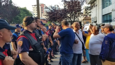 LAJM I FUNDIT/ Agravon situata në Durrës, protestuesit kërkojnë të bllokojnë Ramën