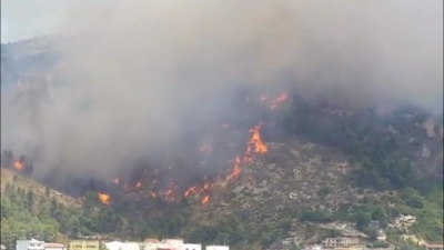 Tjetër vatër zjarri, merr flakë një sipërfaqe me bimësi në Korçë