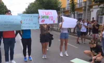 Provimet, maturantët protestojnë para Ministrisë për &#039;pyetjet pa lidhje&#039;