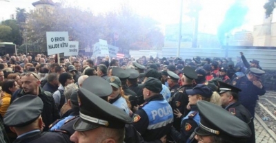 Tragjike/Zhduket fëmija 8-vjeçar, prindërit iu arrestuan tek protesta para kuvendit