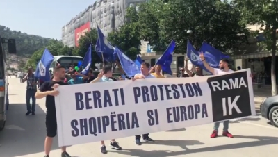 Protesta/ Nisen drejt Tiranës qytetarët nga Berati (Video)