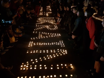 Qytetarët ndezin qirinj në sheshin 'Skënderbej' në nderim të viktimave nga lufta në Ukrainë