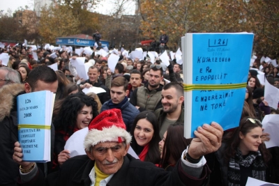 Qeveria e armiqësuar me popullin, të gjithë në protestë