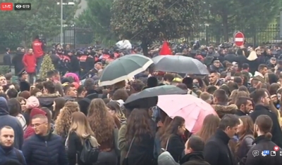 VIDEO LIVE/ Tensionohet situata para Kryeministrisë, ka përplasje