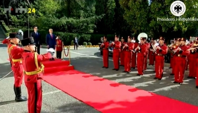 VIDEO/ Presidenti Meta pret me ceremoni zyrtare presidentin e Maqedonisë së Veriut, Pendarovski