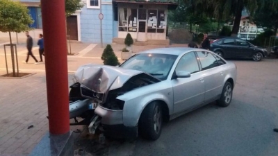 20-vjeçarja pa patentë përplas makinën, policia gjobit shoferët e rregullt