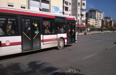 Sherr me thikë në autobusin e linjës Tiranë - Vorë/ Fatorino dhe kontrollori godasin udhëtarin