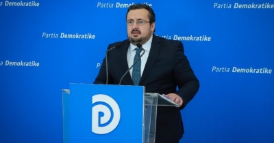 Propaganda: Miliona për ekonominë/ Realiteti për shqiptarët: Zhytuni në borxhe se paratë…