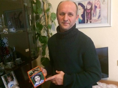 Babai që humbi 3 vajzat nga vrasja makabre e së shoqes bëhet qytetar italian