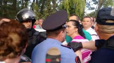 E TURPSHME/ Protestuan kundër Ramës, publikohet video kur policia rreh një grua në Devoll