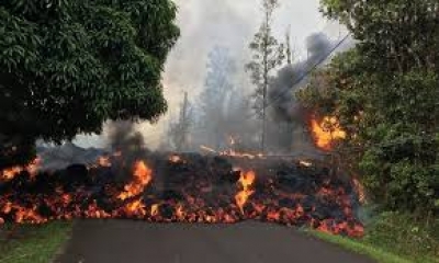 E tmerrshme/ Vullkani në Hauai kërcënon edhe  rrugët (foto)