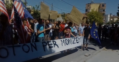 Qytetarët bojkotojnë votimet, protestë e jashtëzakonshme në Shijak