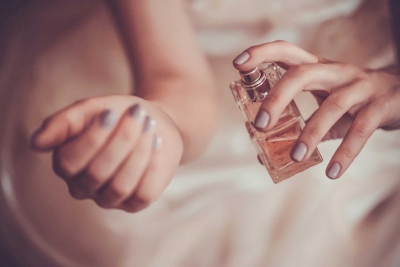 3 truke që aroma e parfumit t’ju zgjasë