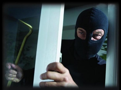 Maskat me thika në shtëpi, tmerrohet familja në Librazhd