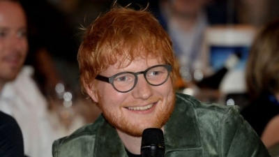 Ed Sheeran, këngëtari i dekadës në Britani
