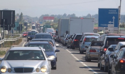 Turistët bllokohen në trafik