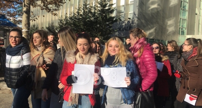 Rezistenca s&#039;ndalet/ Studentëve i bashkohen dhe gjimnazistët, protesta me fletë të bardha