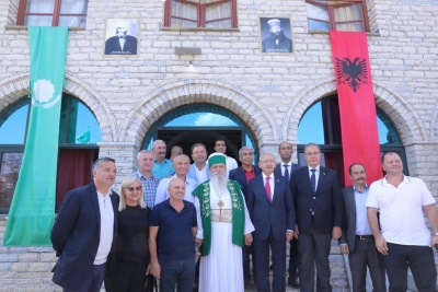 Presidenti Meta në pelegrinazh në malin e Tomorit me kryetarin e opozitës turke