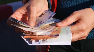 Rënia e euros, Banka e Shqipërisë ndërhyn në treg duke blerë valutë