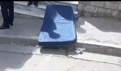 Qytetarët ironizojnë zaptuesin e Bashkisë Devoll, i dërgojnë një dyshek meqë nuk del nga zyra