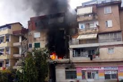 Zjarr i madh në një pallat në Durrës (video)