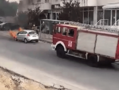 Foto/ Shpërthen makina në Tiranë, zjarrfikësja vonohet shumë