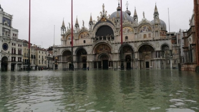 Pamje apokaliptike nga Venecia, qyteti i maskave i përmbytur dhe me 2 viktima nga përmbytjet