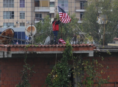 FOTO LAJM/ Flamuri amerikan në godinat që po shemben te“Astir”