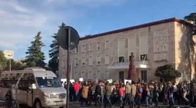 Studentët marshojnë para Kryeministrisë, i bëjnë thirrjen e fortë Edi Ramës