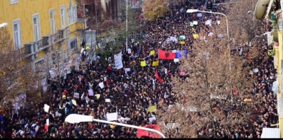 Live-Minutat e fundit, ndizet protesta e studentëve, gjëmojnë bori e trumbeta