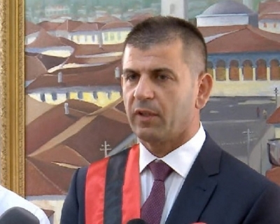 Agim Kajmaku ende i arratisur, ka marrë dhe shiritin e kryebashkiakut
