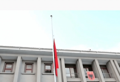 VIDEO/ Në ndërim të jetëve të humbura nga termeti, Meta ul në gjysëm shtizë flamurin në Presidencë