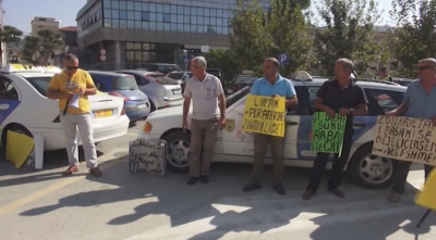 Taksitë e Vlorës përplasen me policinë (FOTO)