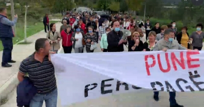 Dita e 15 e grevës/“Eja mblidhuni këtu!”, naftëtarët e Ballshit përshkallëzojnë protestën, marshim drejt bashkisë