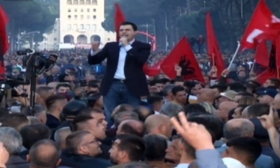 LIVE/ Kreu i opozitës Lulzim Basha nis fjalën e tij ne proteste: Kemi vetëm një rrugë