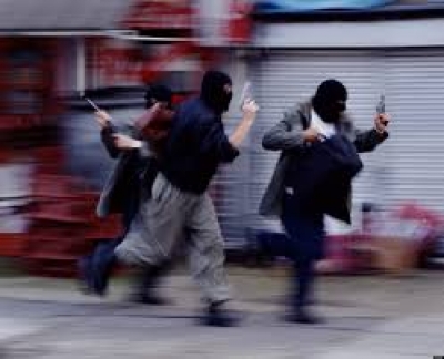 VIDEO/ Me kapuçë e leva 5 grabitës tentojnë të plaçkisin dyqanin në Laç