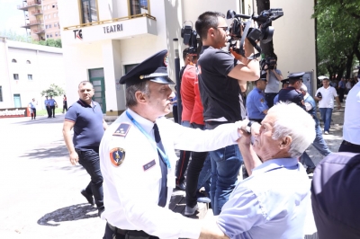 Fotot/ Policia sulmon protestuesit para Ministrisë së Brendshme