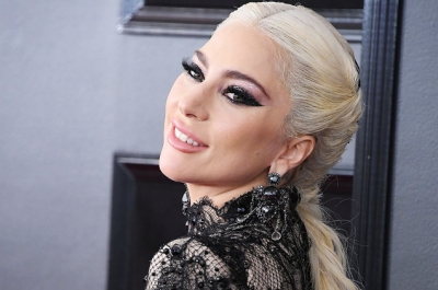 Lady Gaga pozon topless për revistën e njohur