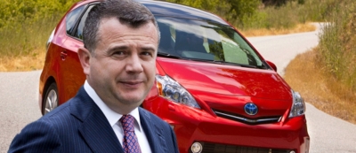 Deputetët demokratë shkojnë në Kuvend me &quot;Toyota Yarisi&quot; e Taulant Ballës