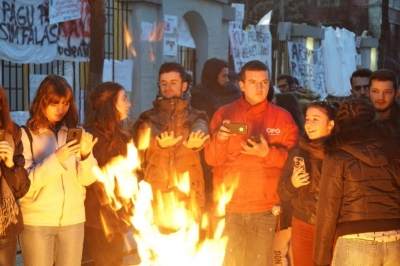 Momentet pikante të studentëve sot në rrugët e Tiranës