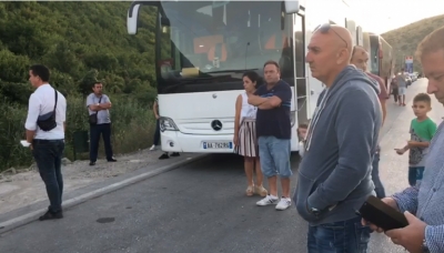 Rikthehen radhët në Kapshticë, autobusë dhe automjete presin të nesërmen, emigranti: Do kaloj natën këtu, s’kemi ku flemë