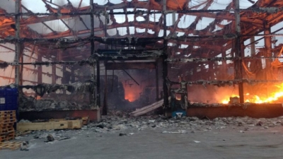 Përfshihet nga flakët një magazinë në Shijak