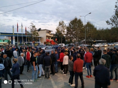 VIDEO/ Konflikt të protesta te Unaza e Re, acarohet situata