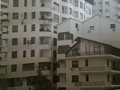 FOTO-DENONCIMI/ Qytetarët shkojnë në burg, por deputeti i Ramës bën katin e 13 pa leje mbi 12-in e pestë pa leje!