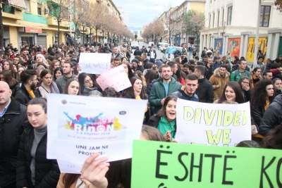 Studentët nisin marshimin drejt MAS: “Ky është Dhjetori i dytë dhe sapo ka filluar”