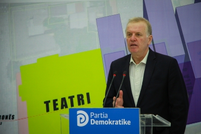 Kenge proteste per shembjen e Teatrit/Pollo:Se beri termeti e beri pushteti.