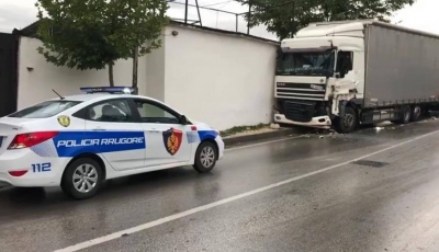 Aksident në Fier, përplasen dy kamionë, probleme me qarkullimin