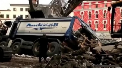 VIDEO/ Rrëzohet kamioni tek Teatri Kombëtar, reagon Braimllari